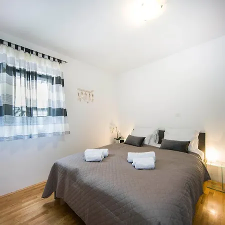 Summer Dreams Apartment Split